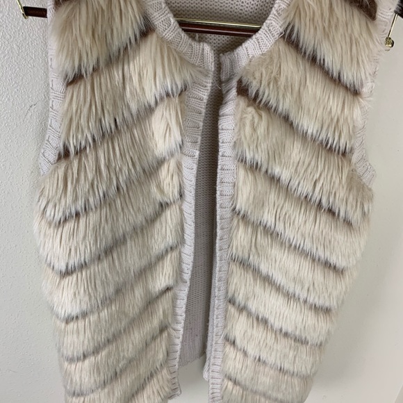 ✨ Eyeshadow Faux Fur Vest – Cream & Gray Chevron Stripe – Size Large – Cozy Chic - Picture 3 of 5